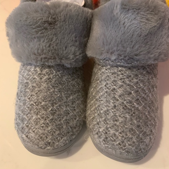 Super cute and comfy Sonoma grey slippers 5/6 - Picture 4 of 5